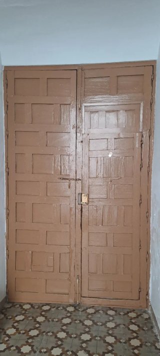 Puerta de madera con diseño tallado