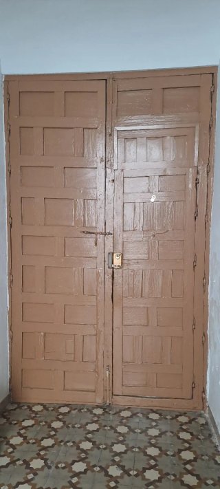 Puerta de madera con diseño tallado