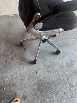 Silla de oficina ergonómica negra