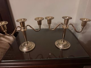 Candelabros de metal dorados y plateados