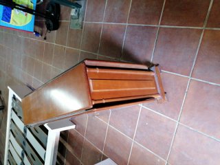 Mesa de salón de madera