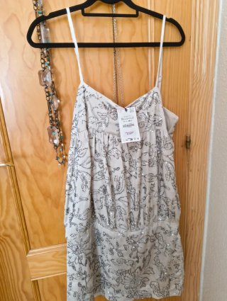 Vestido corto con abalorios plateados