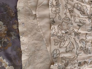 Vestido corto con abalorios plateados