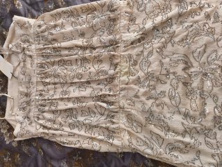 Vestido corto con abalorios plateados