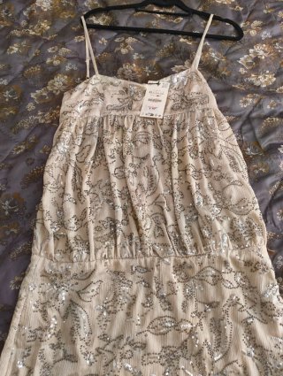 Vestido corto con abalorios plateados
