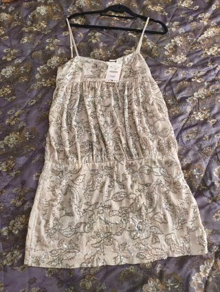 Vestido corto con abalorios plateados