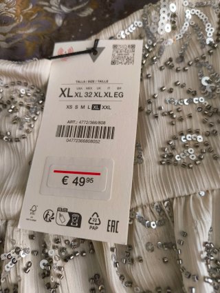 Vestido corto con abalorios plateados