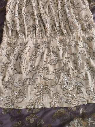 Vestido corto con abalorios plateados