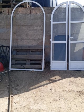 Puertas de espejo con marco dorado