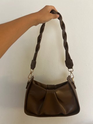 Bolso marrón con asa trenzada