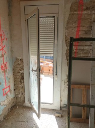 Puerta balconera aluminio con persiana