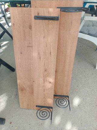 Estantería de madera con soportes