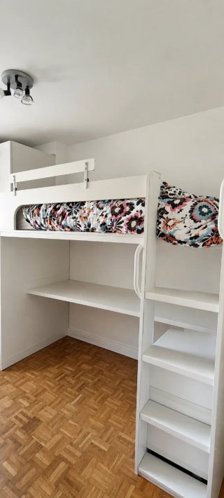 Cama alta blanca con escritorio