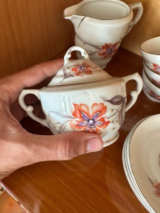 Tetera y tazas de porcelana antiguas