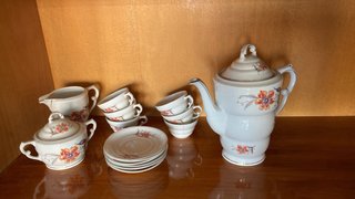 Tetera y tazas de porcelana antiguas