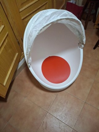 Sillón Huevo Blanco con Cojín Rojo giratorio