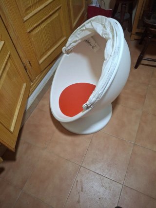 Sillón Huevo Blanco con Cojín Rojo giratorio