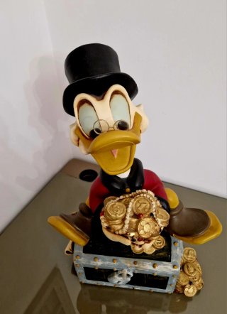 Figura Tío Gilito Cofre Tesoro Monedas