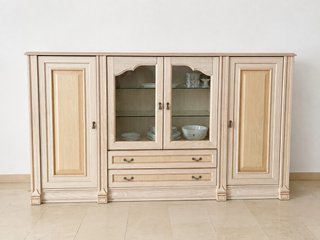 Mueble de madera y cristal beige