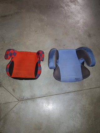 Due seggiolini auto per bambini (2 unità)