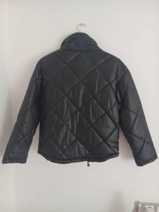 Cazadora Bershka acolchada negra Talla XS