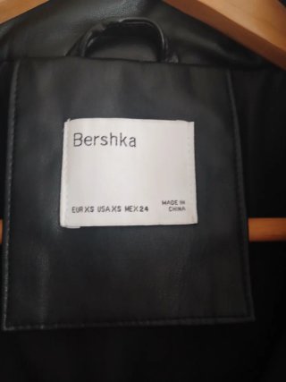 Cazadora Bershka acolchada negra Talla XS