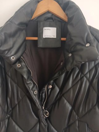 Cazadora Bershka acolchada negra Talla XS