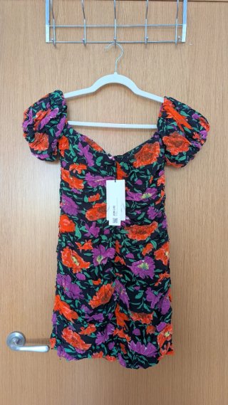 Vestido Zara floral off-shoulder