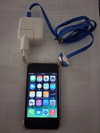 iPhone Apple 3G (MB757Y) con Cargador y Cable.