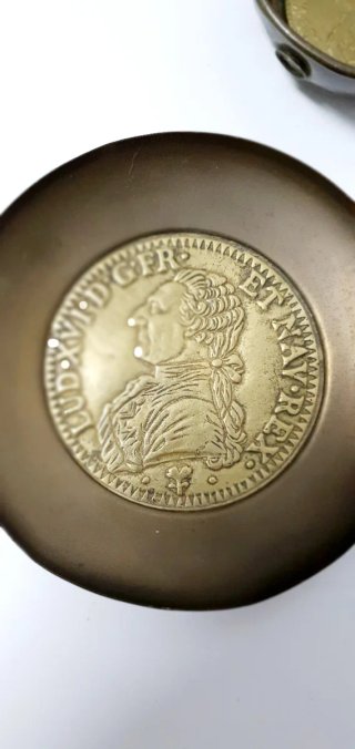 Posavasos decorativos con monedas antiguas