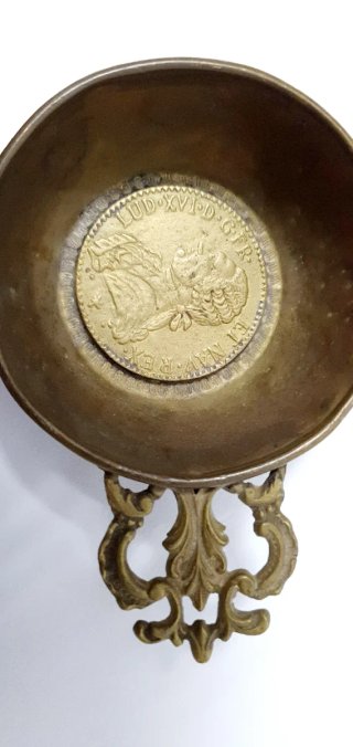 Posavasos decorativos con monedas antiguas
