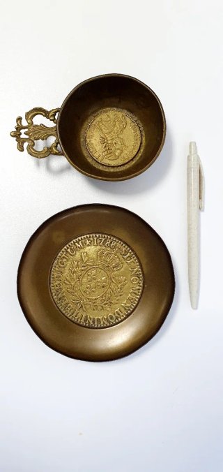 Posavasos decorativos con monedas antiguas