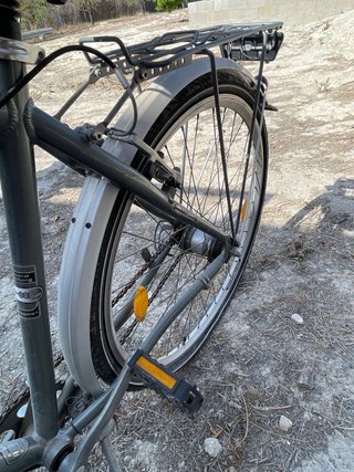 Bicicleta gris con portaequipajes