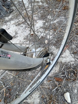 Bicicleta gris con portaequipajes
