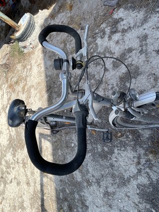 Bicicleta gris con portaequipajes