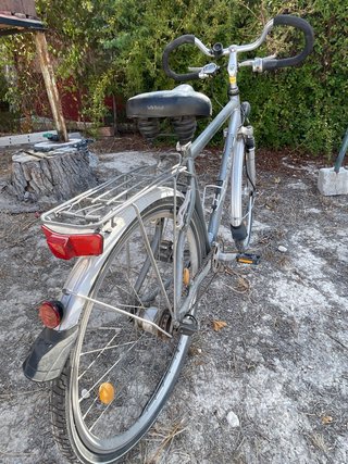 Bicicleta gris con portaequipajes