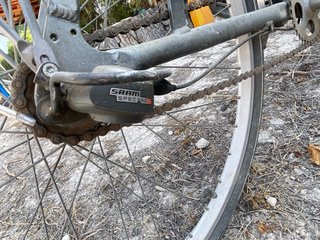 Bicicleta gris con portaequipajes