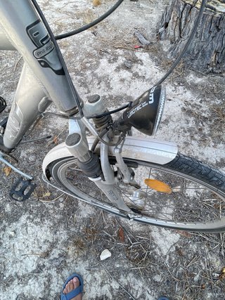 Bicicleta gris con portaequipajes
