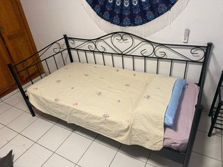 Cama y mesita de noche de metal negra