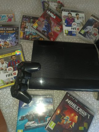 PlayStation 3 con 2 mandos y juegos