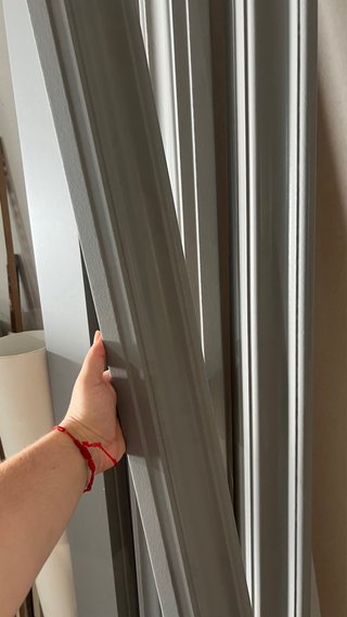 Cornisa decorativa gris de madera
