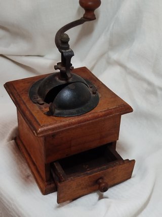 Molinillo de café antiguo de madera