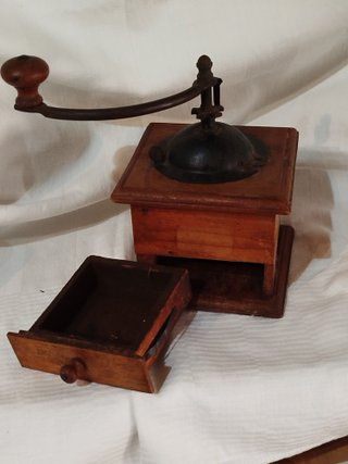 Molinillo de café antiguo de madera