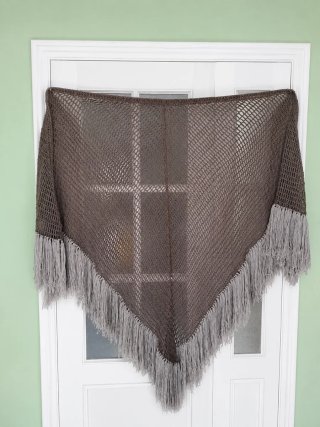 Chal elegante marrón y gris con flecos