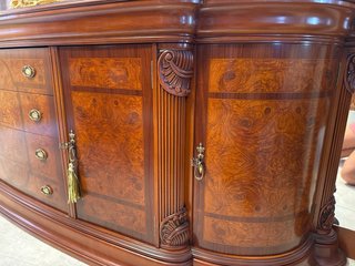 Aparador de madera con detalles dorados