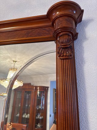 Aparador de madera con detalles dorados