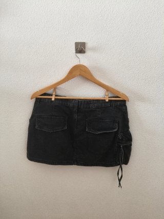 Falda vaquera negra cargo Bershka talla 40