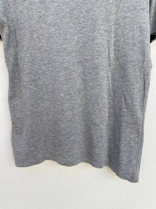 Camiseta H&M Gris Bolsillo Floral Tropical
