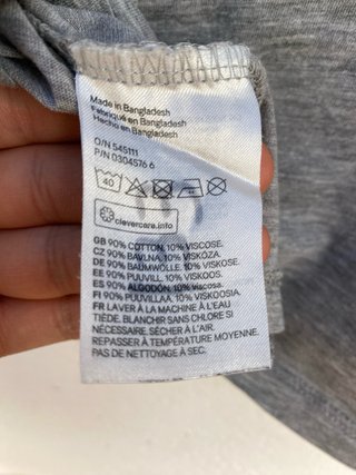 Camiseta H&M Gris Bolsillo Floral Tropical