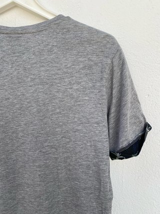 Camiseta H&M Gris Bolsillo Floral Tropical